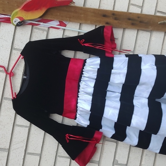 BLACK &. WHITE DRESS - Picture 7 of 11